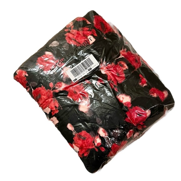 Victoria’s Secret Limited Edition Red Rose Sherpa Throw - Picture 3 of 3